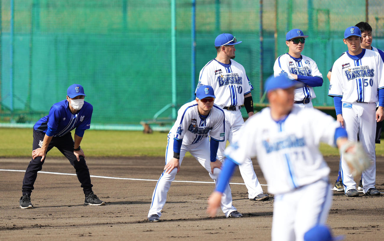 走塁指導をする片岡臨時コーチ（撮影・横山健太）