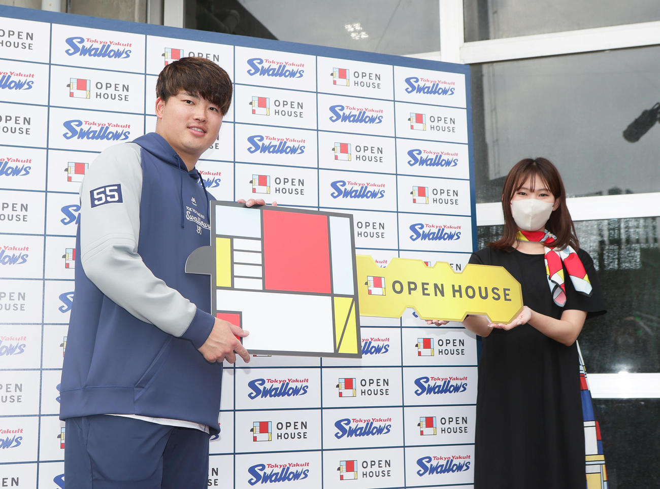 3億円分のマンションを贈呈され笑顔を見せるヤクルト村上（撮影・足立雅史）