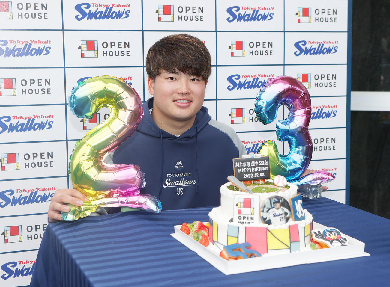 23歳の誕生日を迎えケーキを前に笑顔を見せるヤクルト村上（撮影・足立雅史）