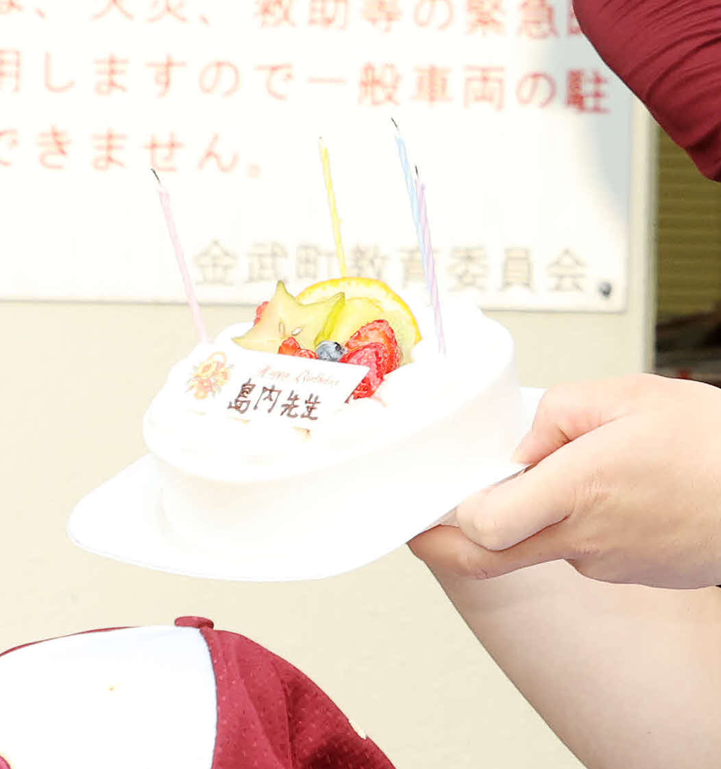誕生日ケーキを手に写真に納まる楽天島内（下）と阿部（撮影・鈴木正人）