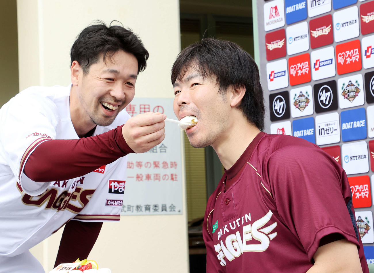 楽天阿部（左）に誕生日ケーキを食べさせてもらう島内（撮影・鈴木正人）