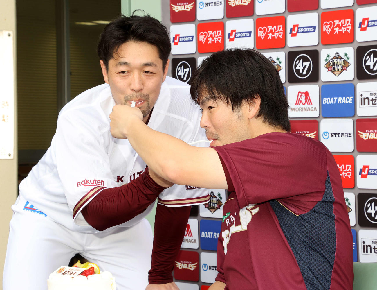 誕生日ケーキを食べさせ合う楽天島内（右）と阿部（撮影・鈴木正人）
