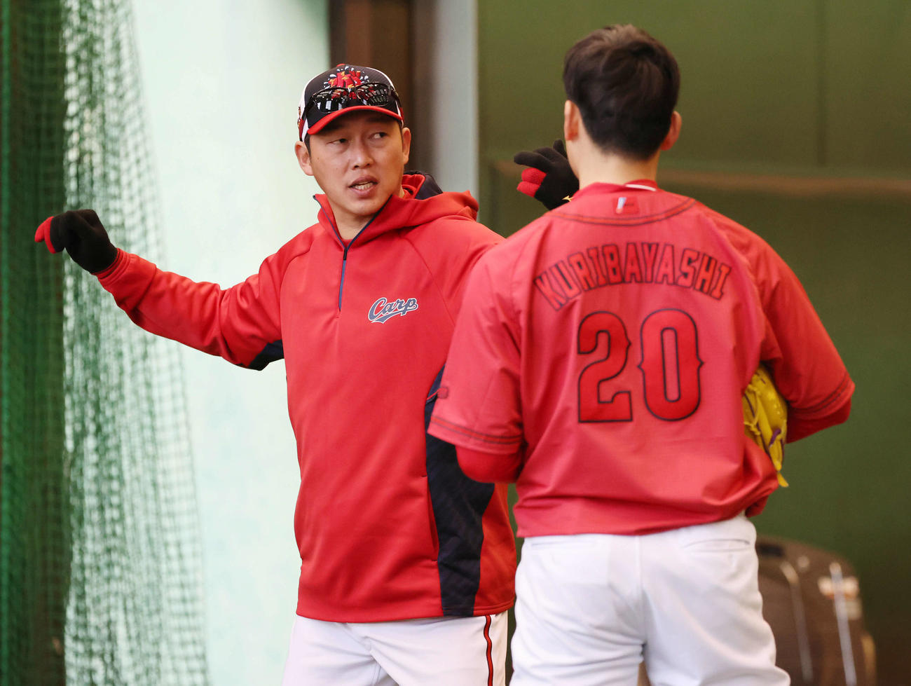 広島日南キャンプ　ブルペンで栗林（右）を指導する新井監督（撮影・加藤孝規）