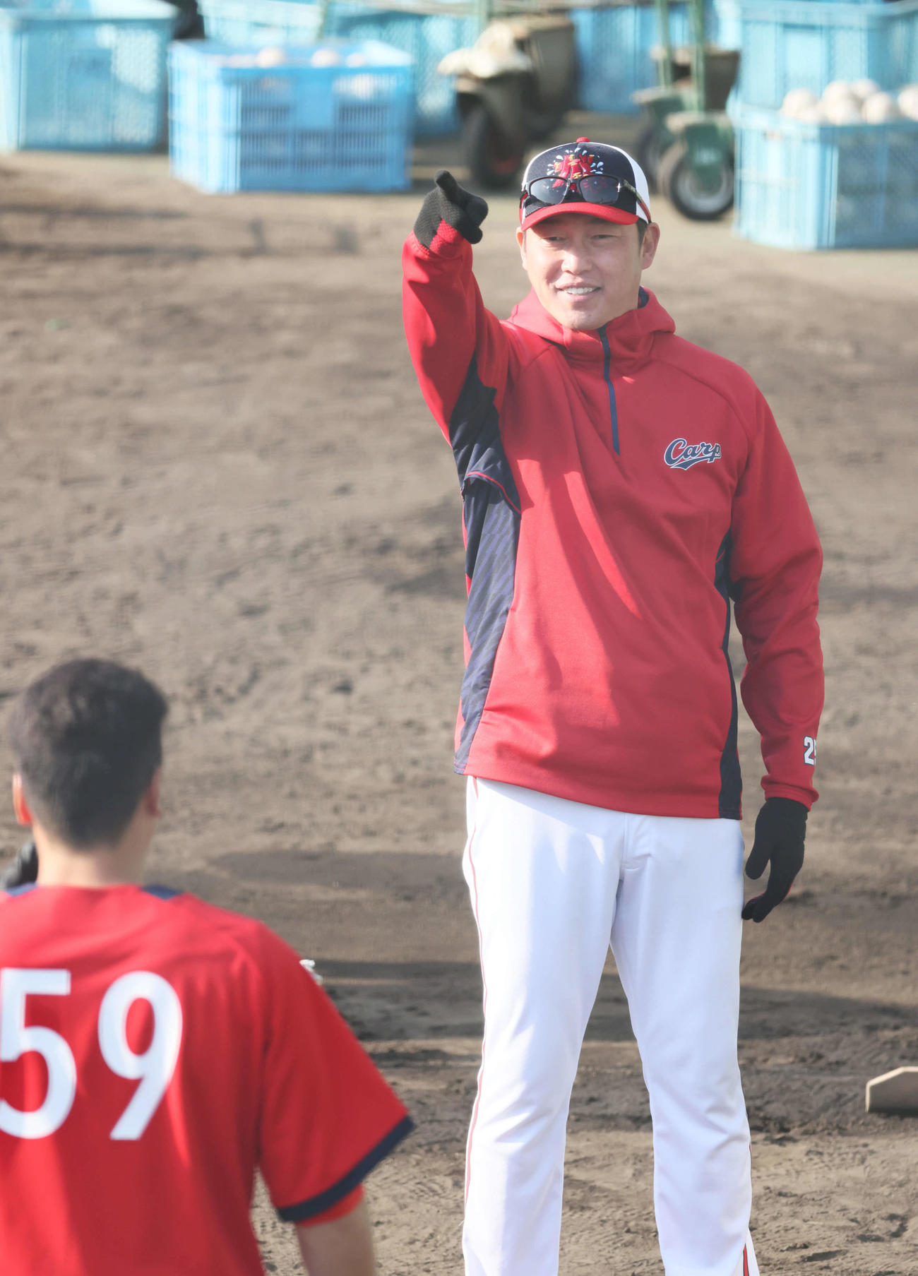 広島日南キャンプ　大盛の練習を見る新井監督（撮影・加藤孝規）