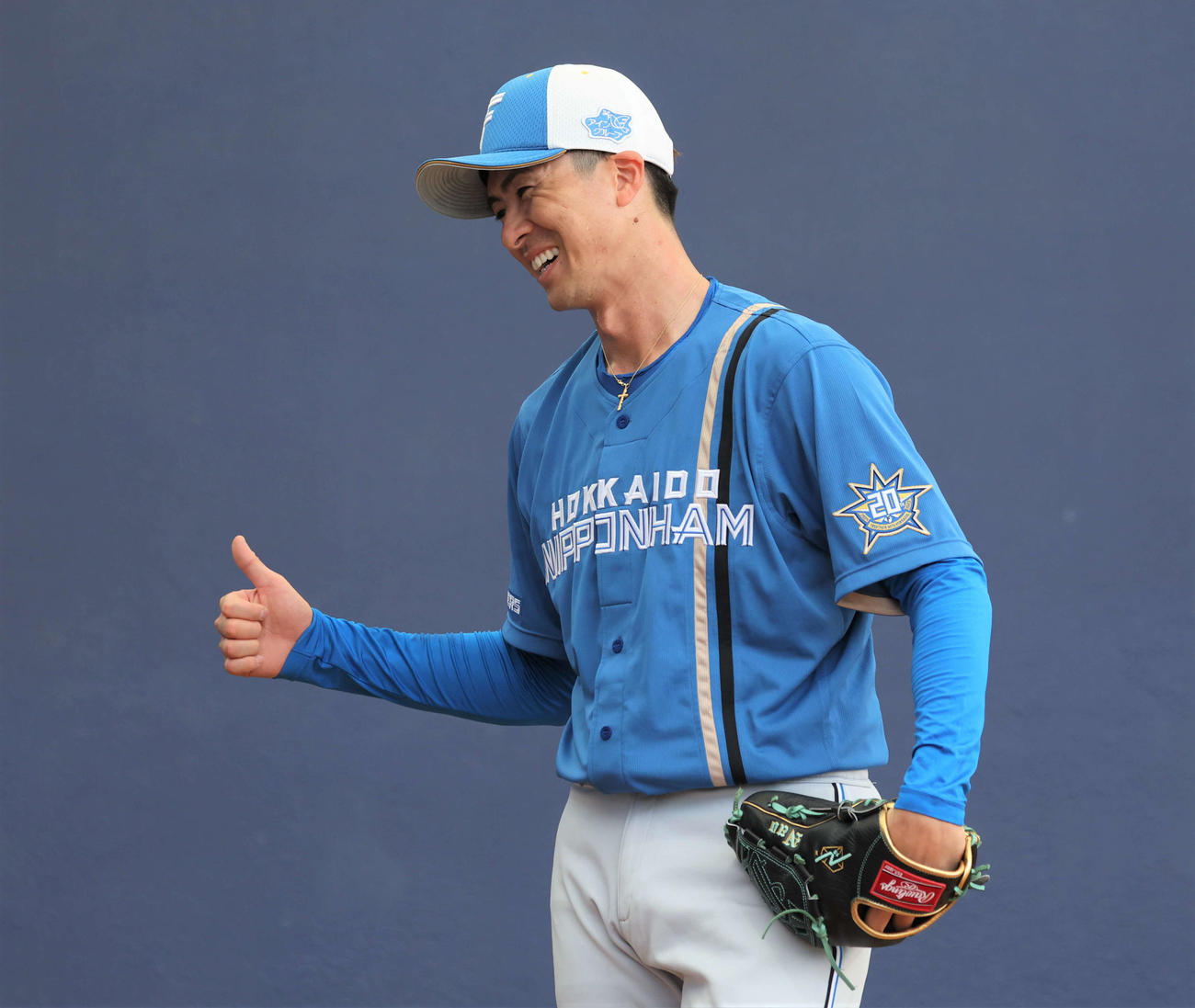 ブルペンで投球し笑顔の日本ハム上沢（撮影・黒川智章）