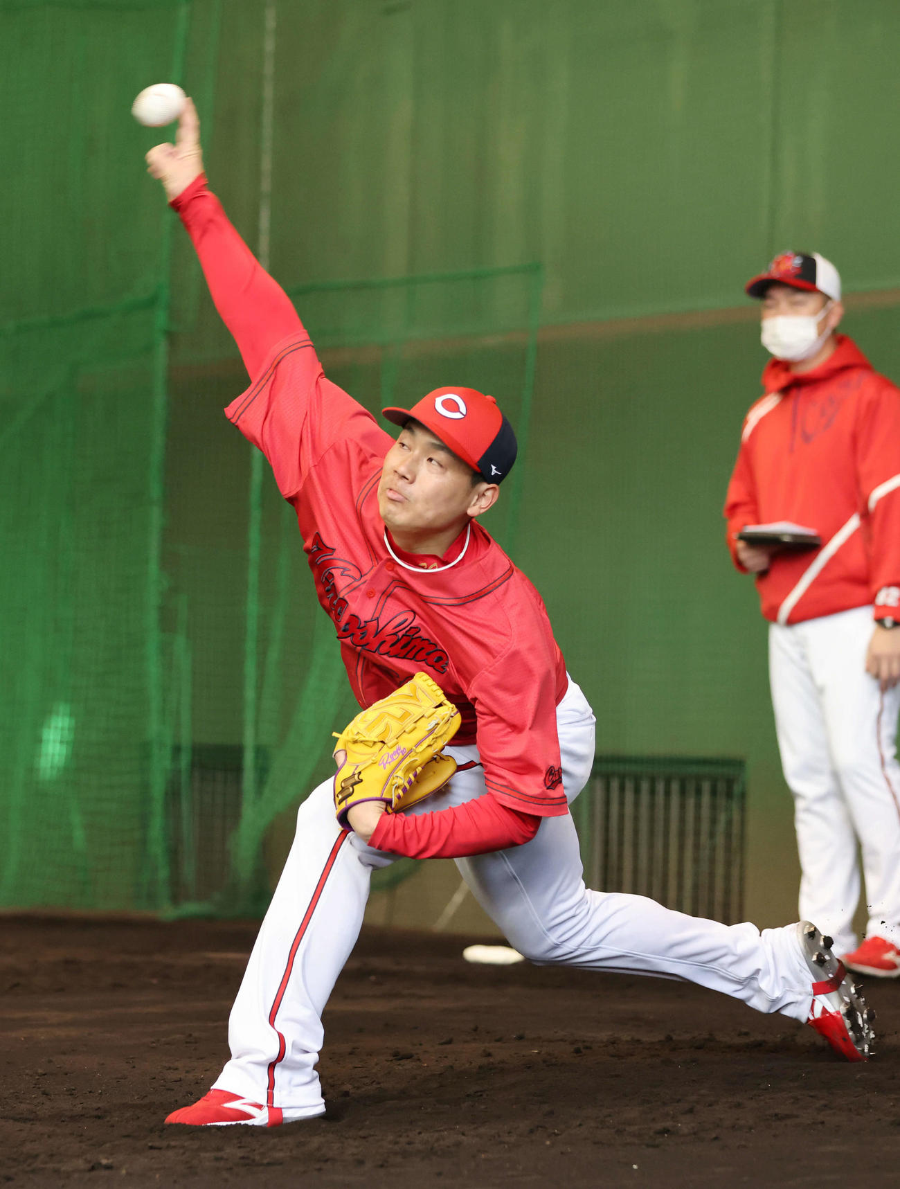 ブルペンで投げる栗林（撮影・加藤孝規）