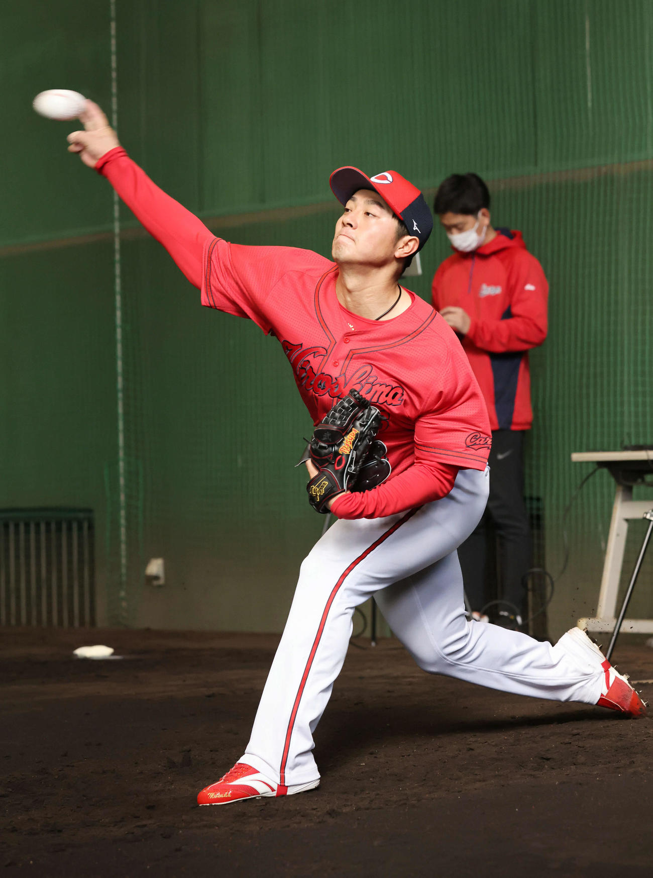 広島日南キャンプ　ブルペンで投げるドラフト3位の益田（撮影・加藤孝規）