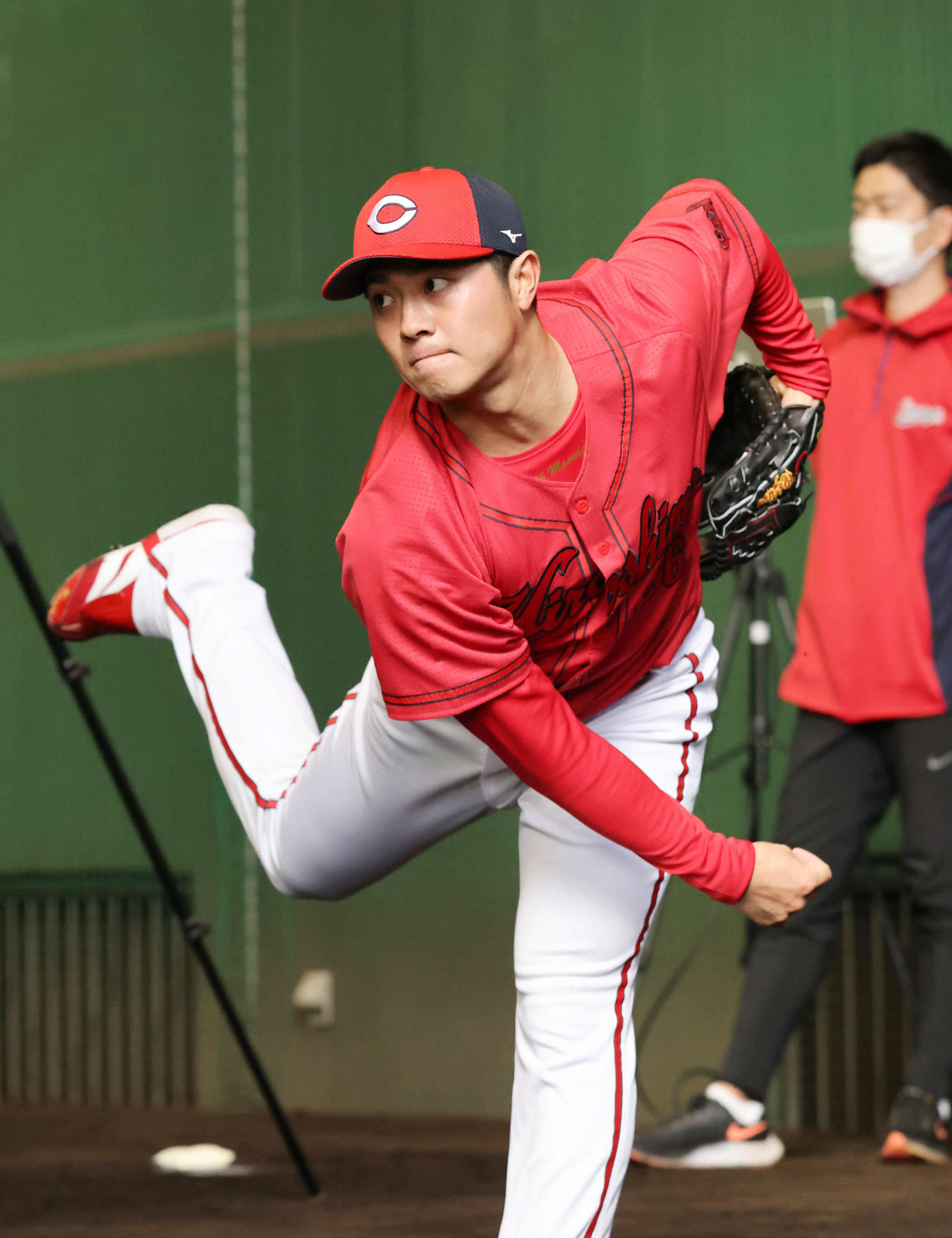 広島日南キャンプ　ブルペンで投げるドラフト3位の益田（撮影・加藤孝規）