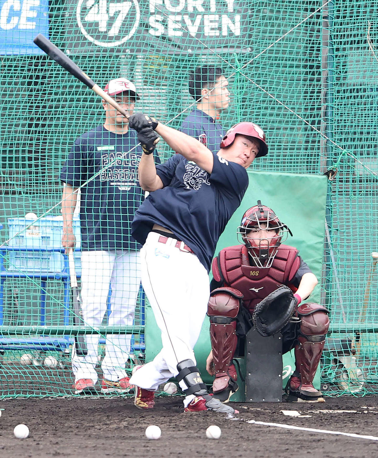 打撃フォームの完成を目指す安田は、試行錯誤しながらフリー打撃に汗を流す（撮影・鈴木正人）