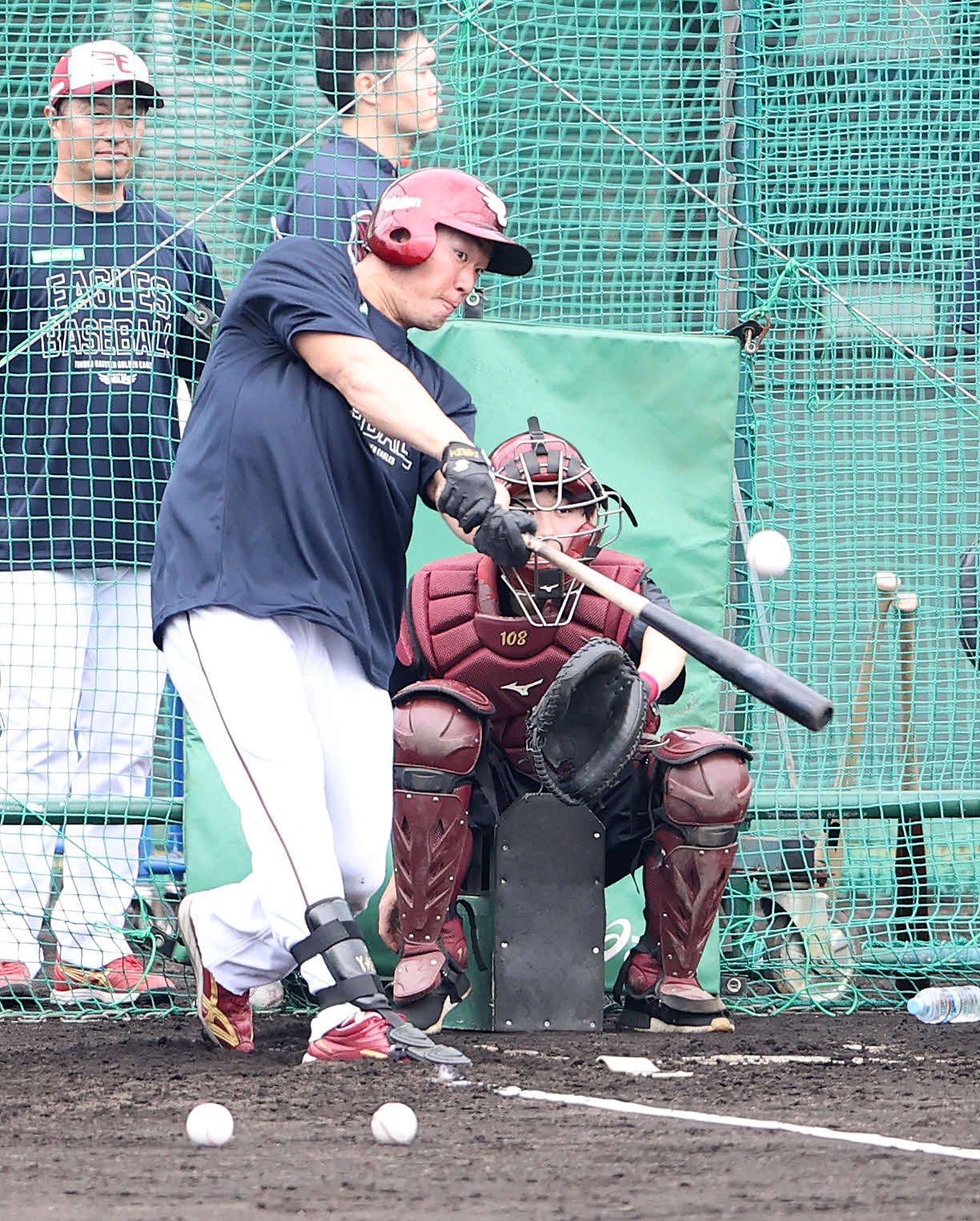 打撃フォームの完成を目指す安田は、試行錯誤しながらフリー打撃に汗を流す（撮影・鈴木正人）