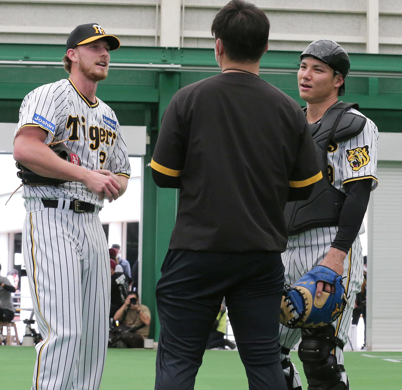 ブルペンで投球を終えたB・ケラー（左）は栄枝と笑顔で話す（撮影・上山淳一）