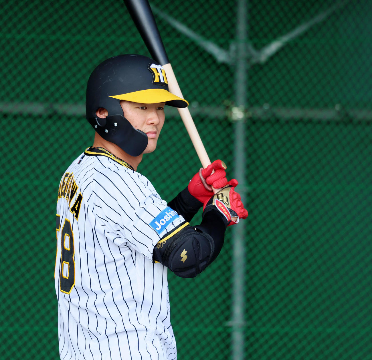 ブルペンの打席に立つ順番を待つ阪神前川（撮影・加藤哉）