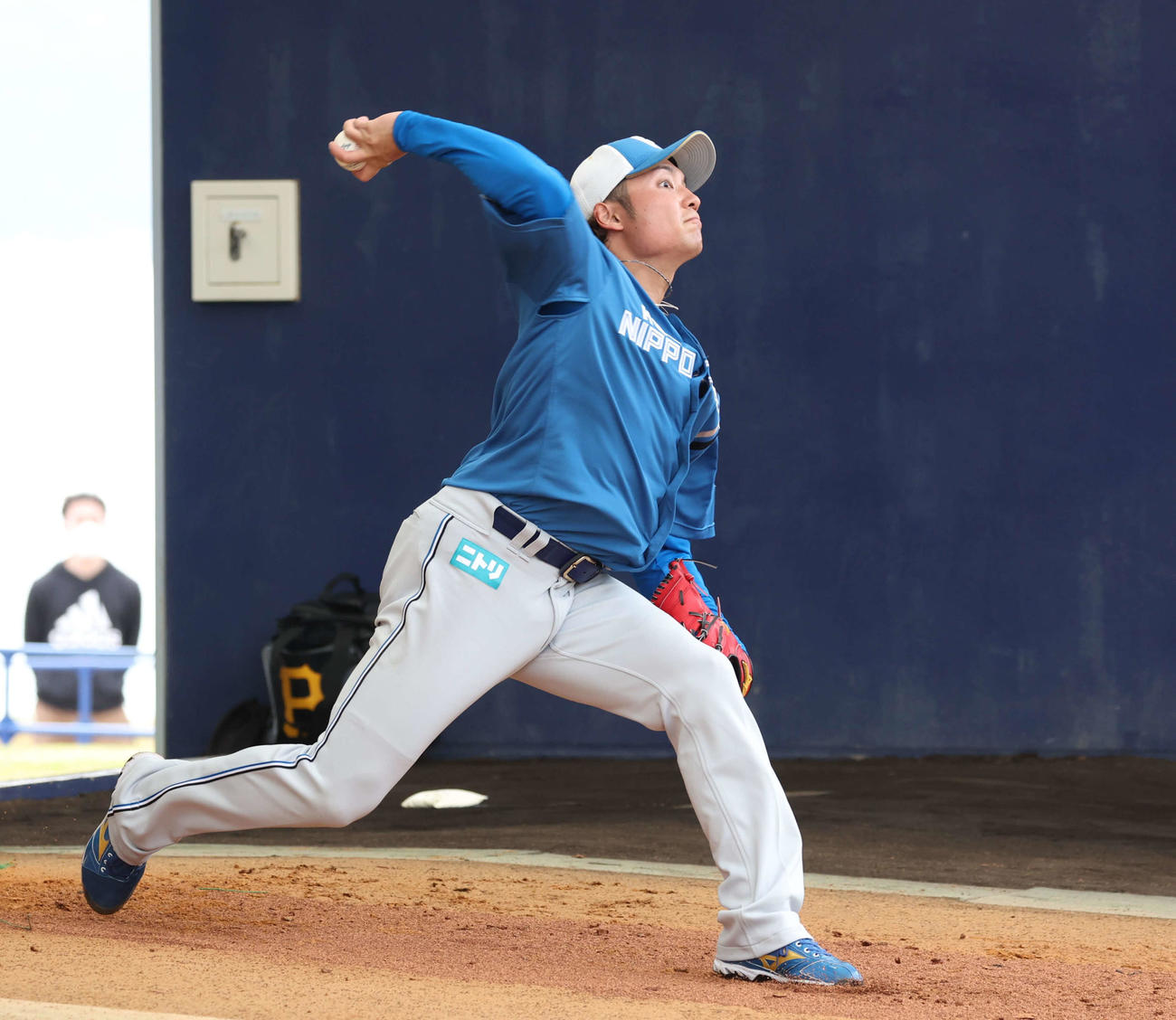 ブルペンで投球する日本ハム伊藤（撮影・黒川智章）