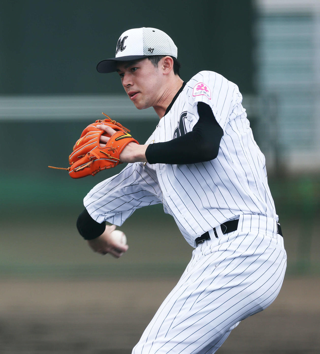 投内連係するロッテ佐々木朗（撮影・河田真司）
