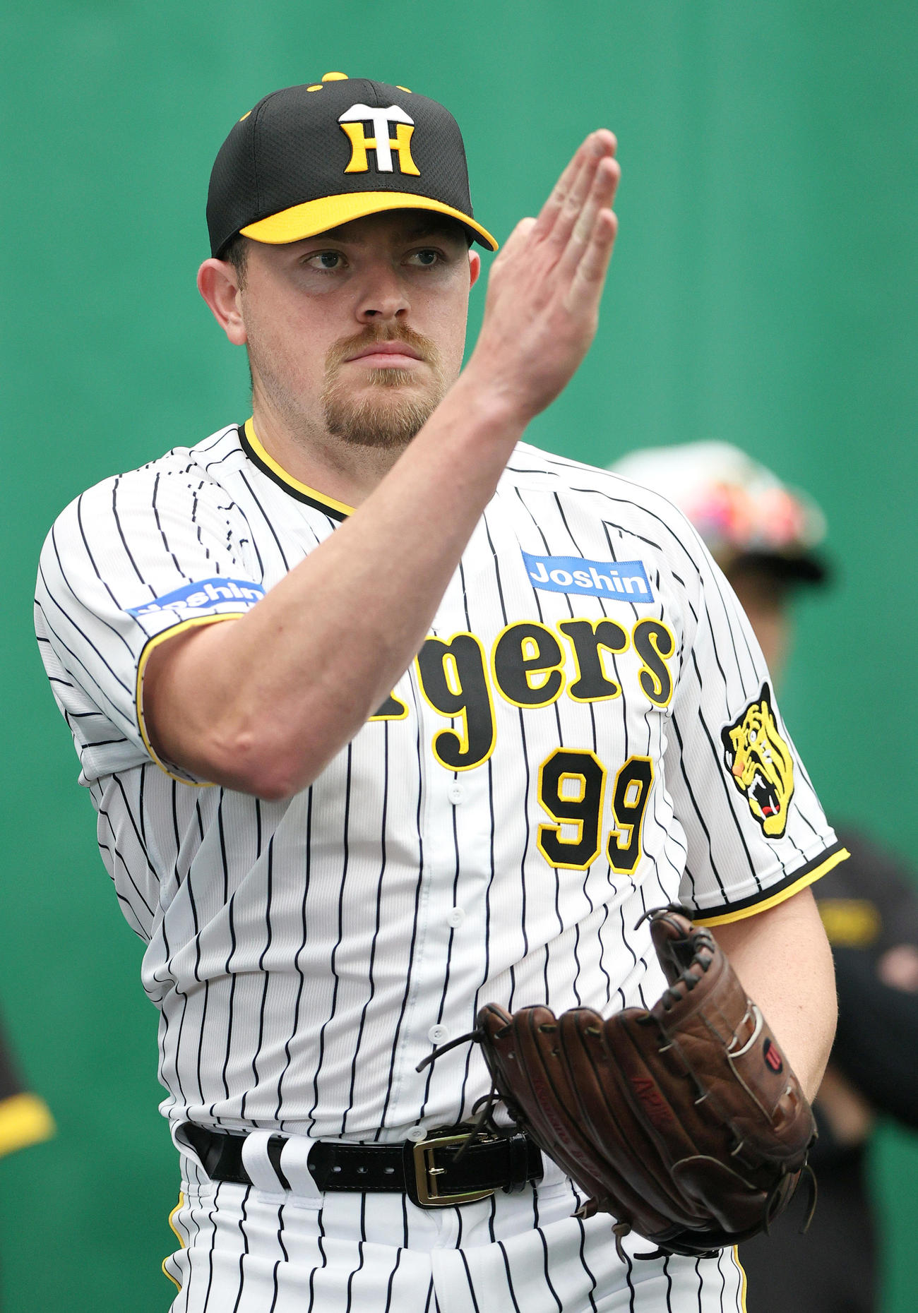 ブルペンで投球するビーズリー（撮影・上山淳一）