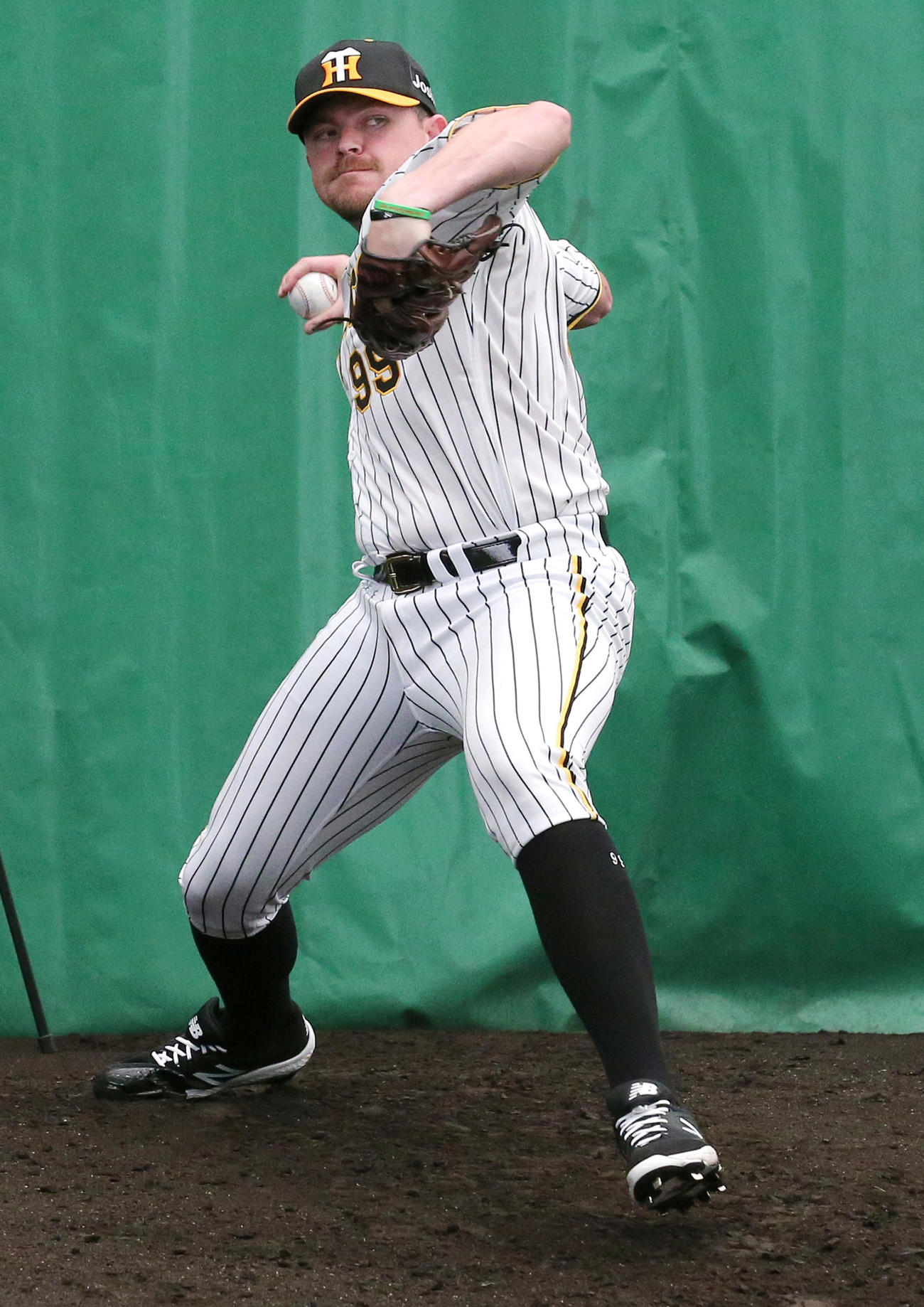 ブルペンで投球するビーズリー（撮影・上山淳一）