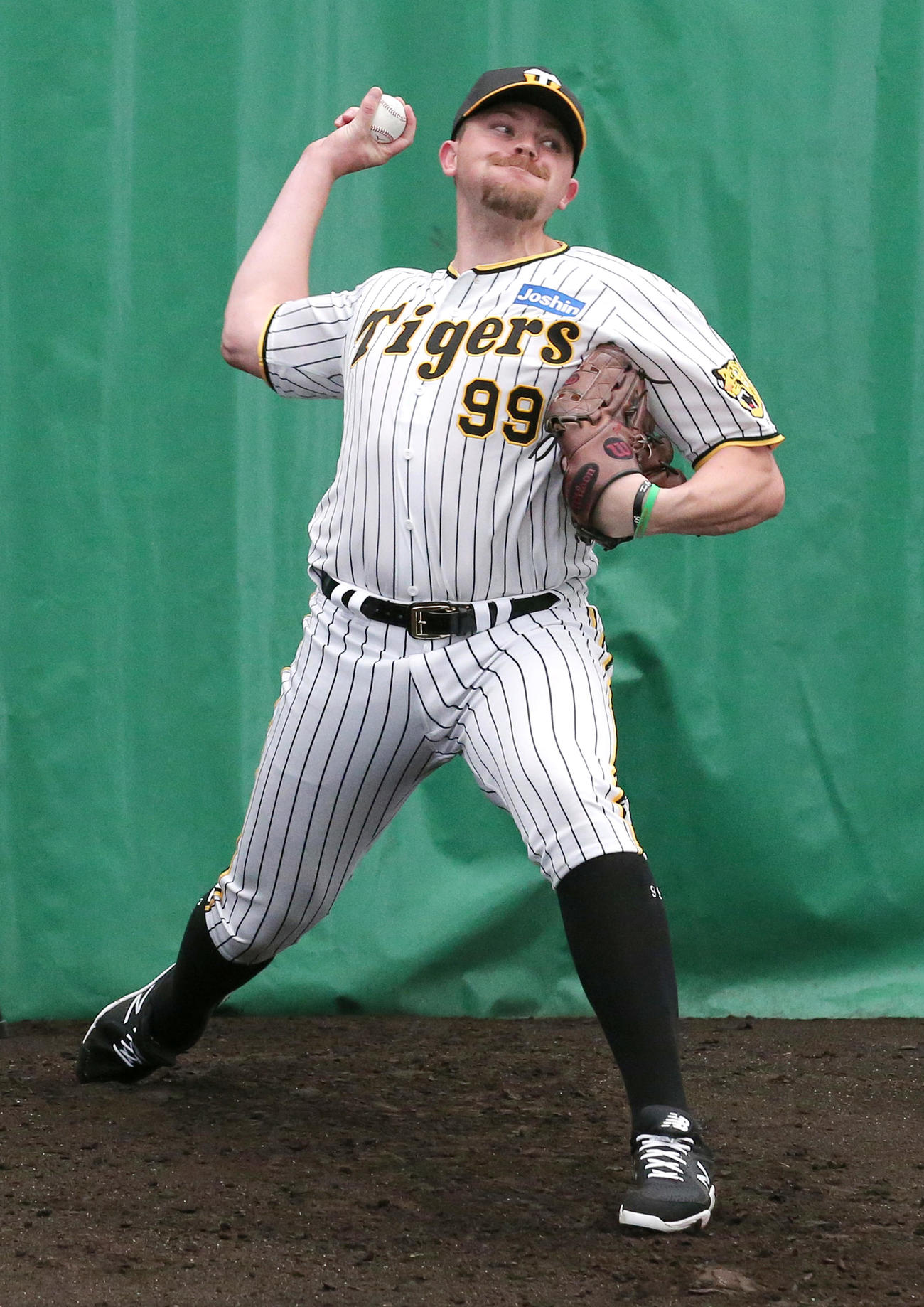 ブルペンで投球するビーズリー（撮影・上山淳一）