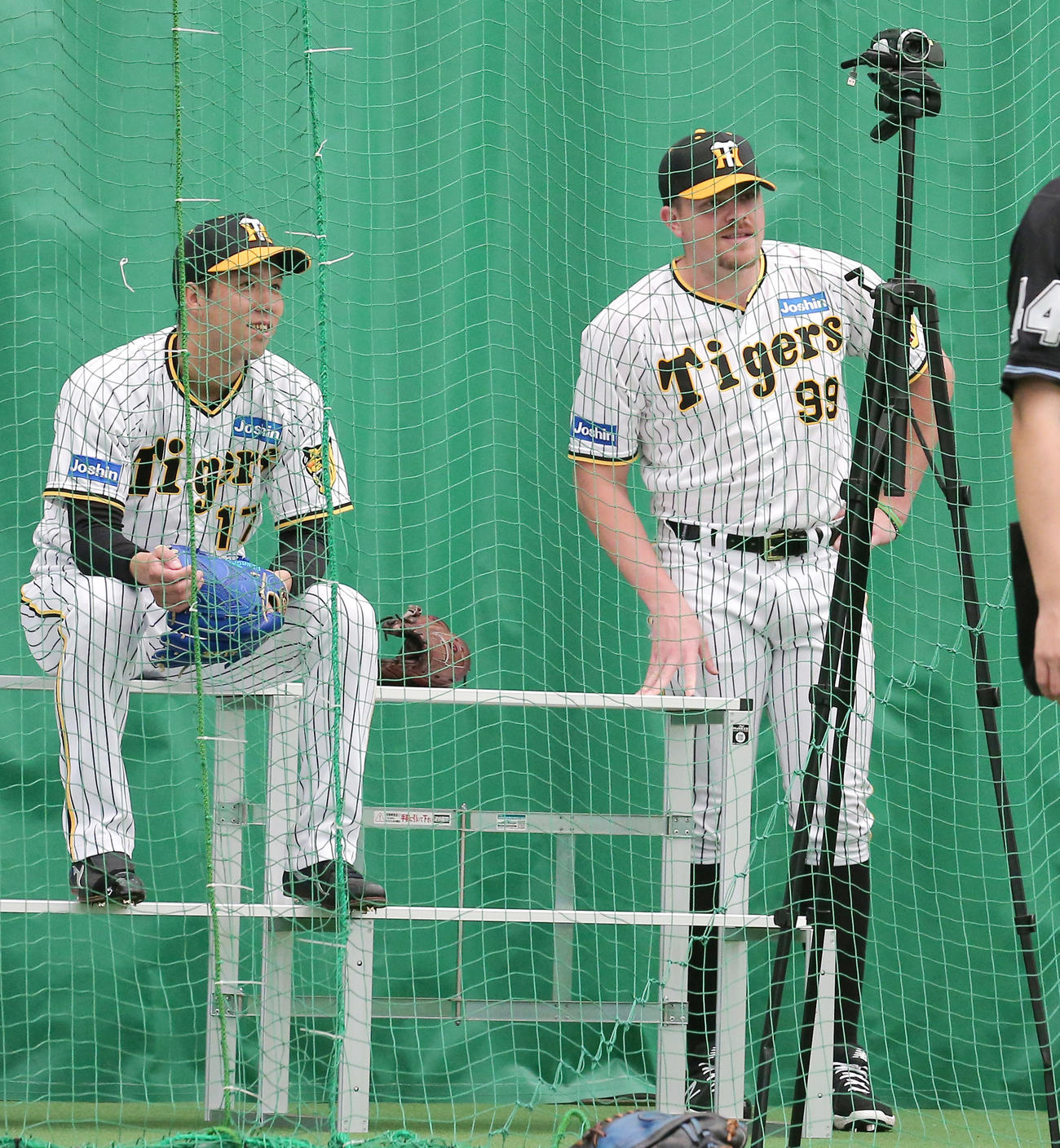 ブルペン入りしたビーズリー（右）と青柳は笑顔で投球の順番を待つ（撮影・上山淳一）
