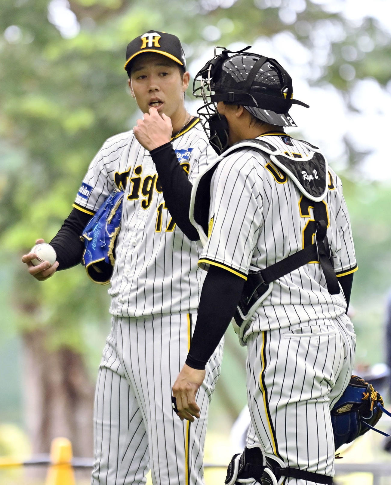 投球練習を終え、梅野（右）と話す阪神青柳（共同）