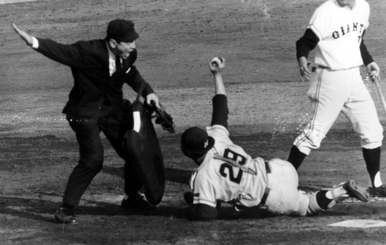 69年日本シリーズ第4戦　巨人対阪急　本塁に走りこんできた巨人土井正三をタッチアウトしたとアピールする阪急岡村浩二捕手（中央）だが岡田球審の判定はセーフ（1969年10月30日撮影）