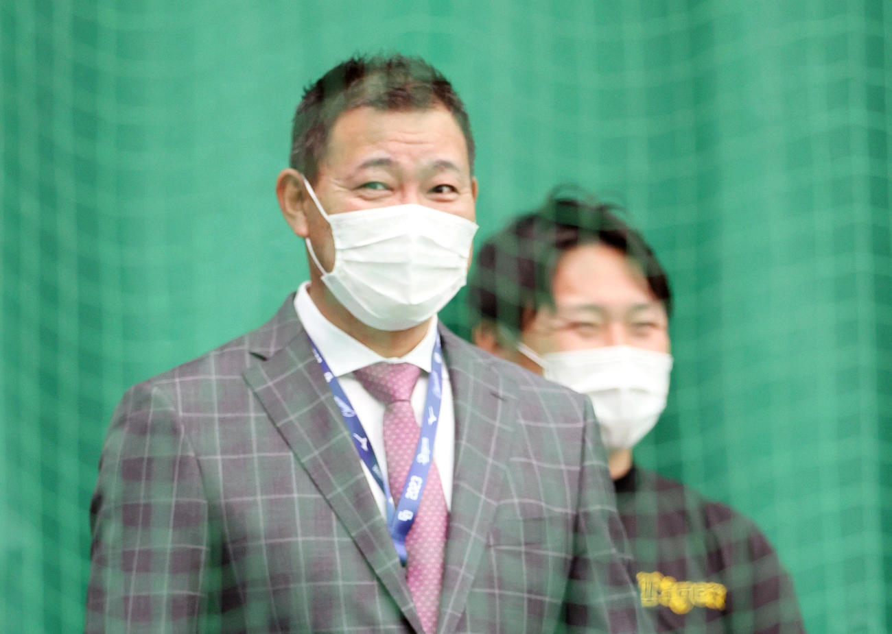 ブルペンを視察する福留孝介氏（撮影・上山淳一）