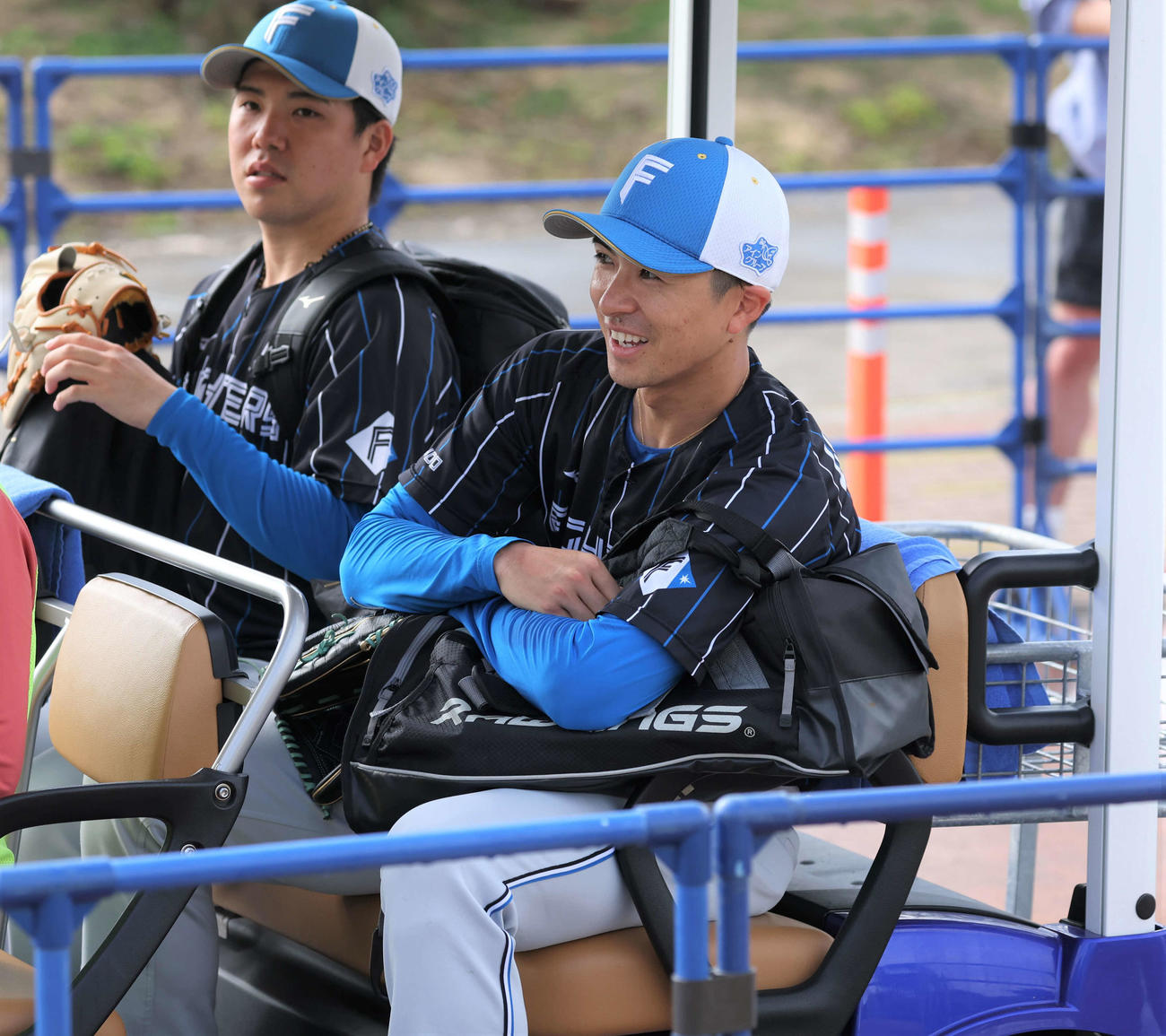 カートに乗って笑顔でブルペンに向かう日本ハム上沢（撮影・黒川智章）