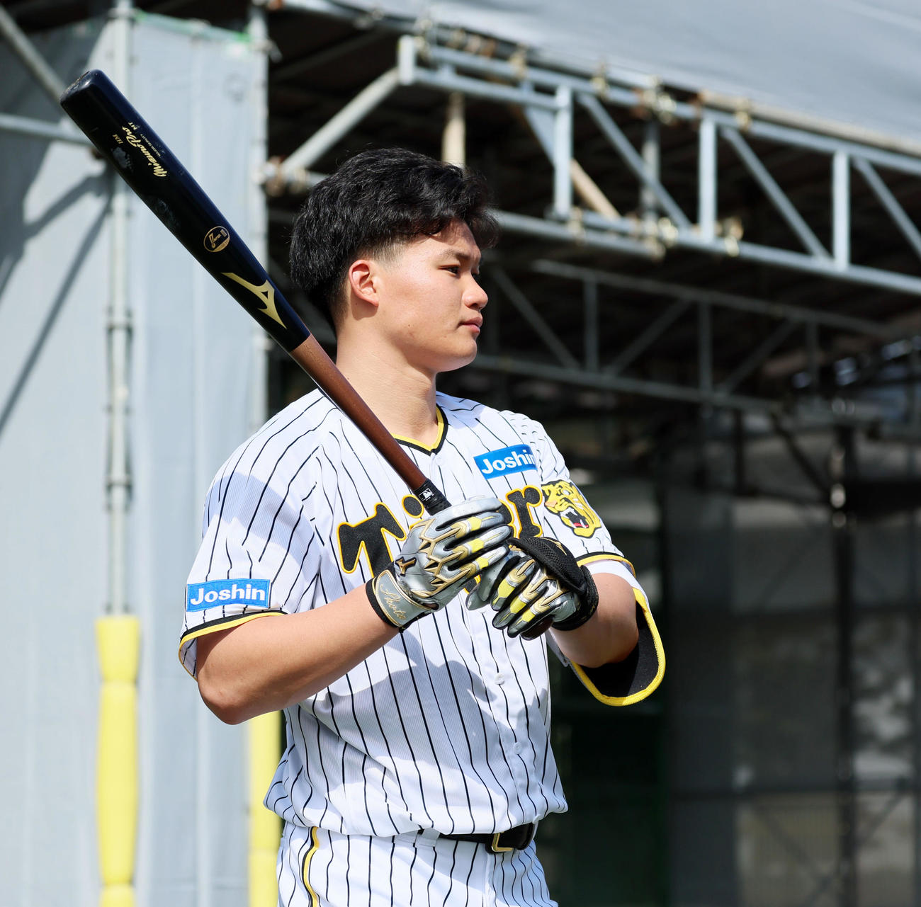 ブルペンで打席に立つ順番を待つ阪神森下（撮影・加藤哉）