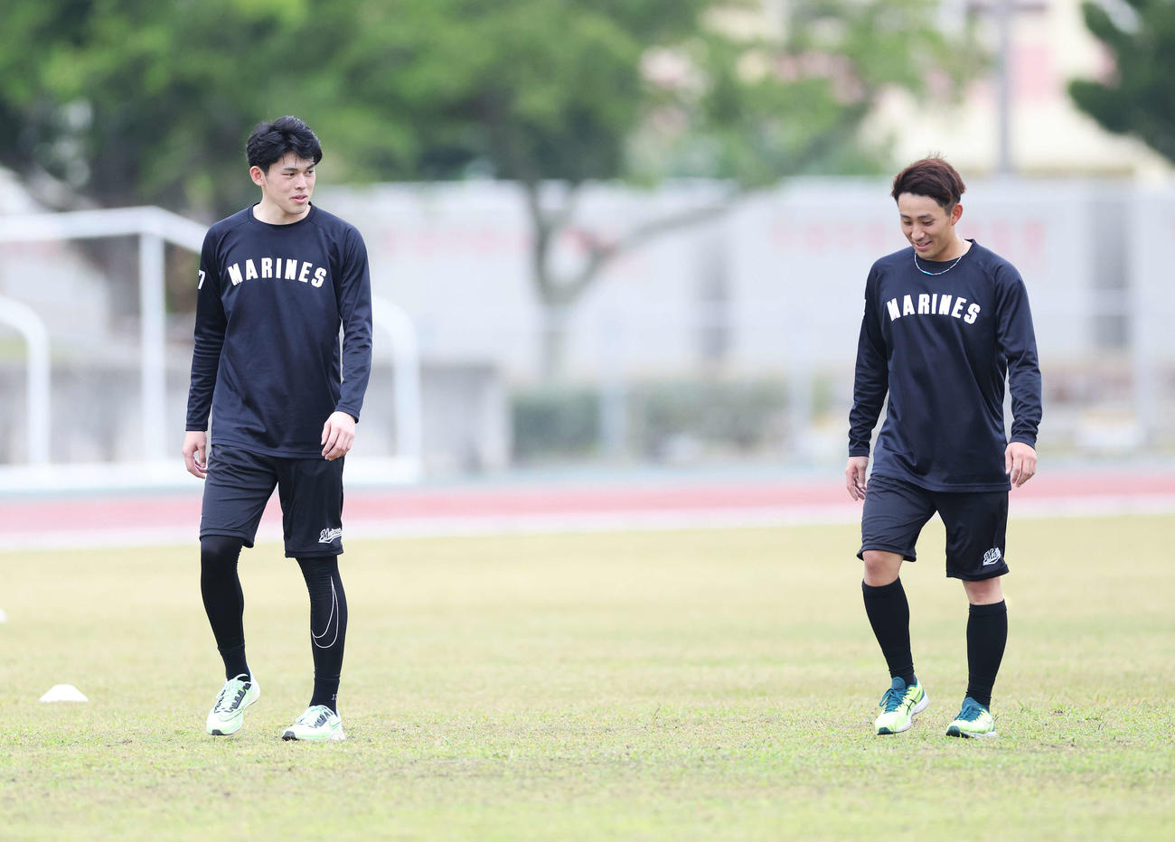 ダッシュ後に言葉を交わすロッテ佐々木朗（左）と小島（撮影・河田真司）