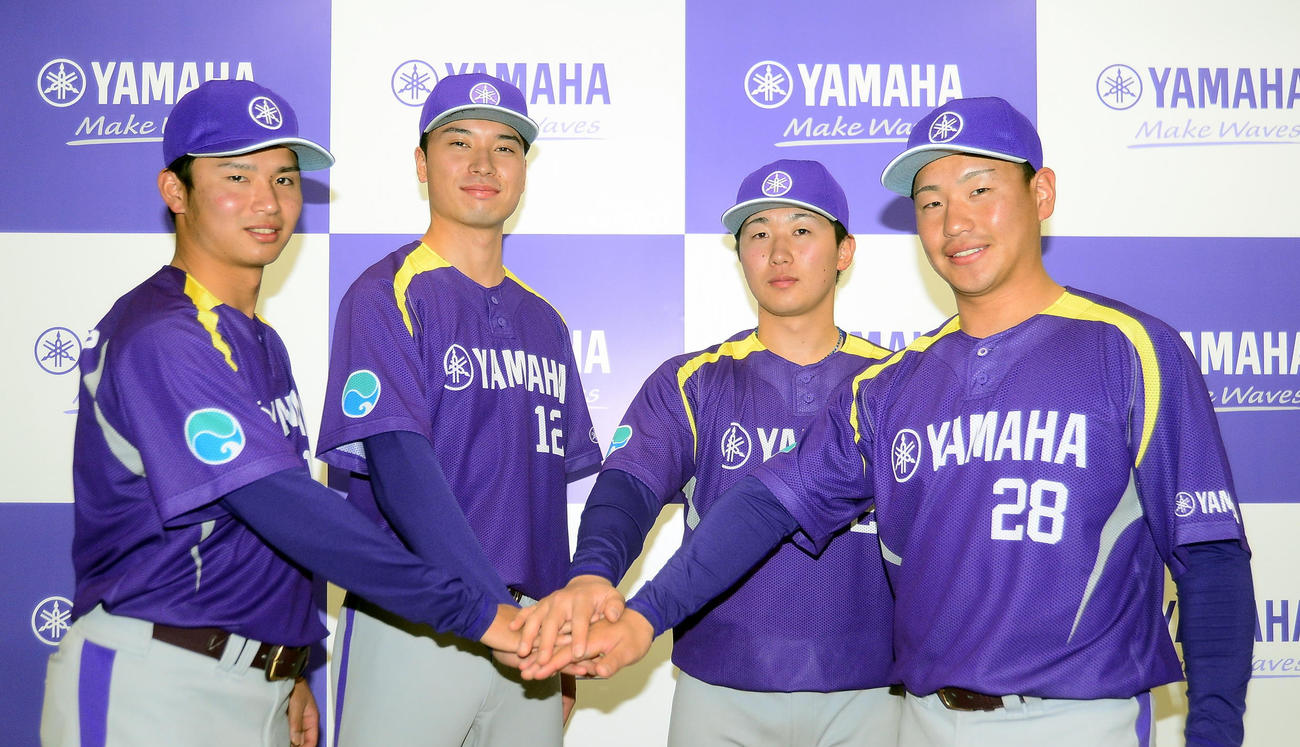 ヤマハ野球部の新加入選手。左から有本、佐藤、宮崎、舟久保
