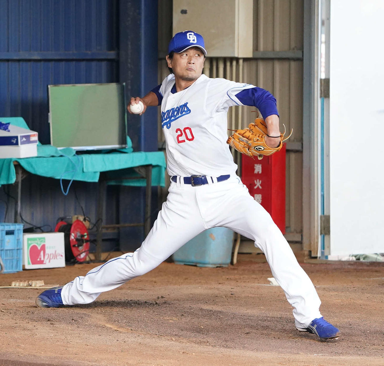 ブルペンで2日連続の投球練習を行う涌井（撮影・森本幸一）