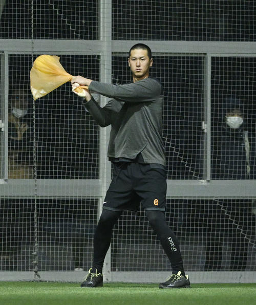東京読売ジャイアンツ　秋広優人　サードユニフォーム 巨人】秋広優人、今キャンプ初のポジション別ノックでサード守備へ