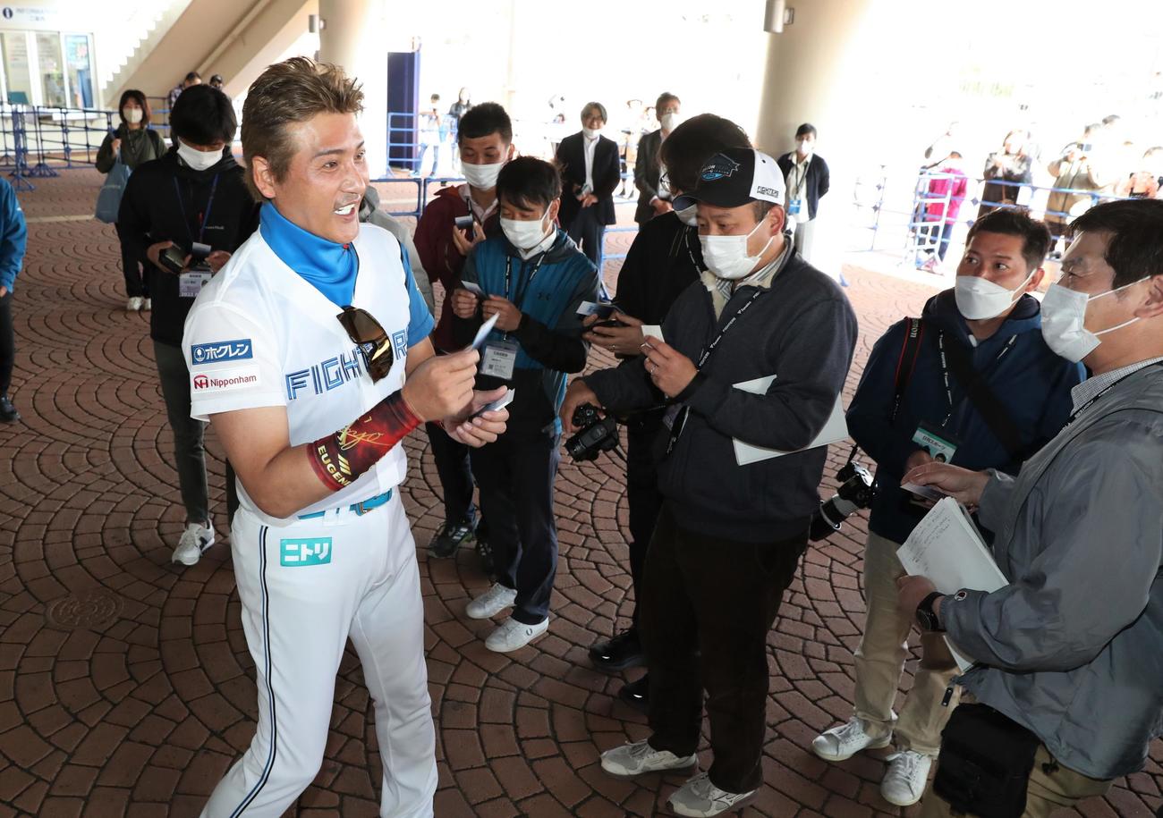 報道陣に名刺を配る日本ハム新庄監督（撮影・黒川智章）