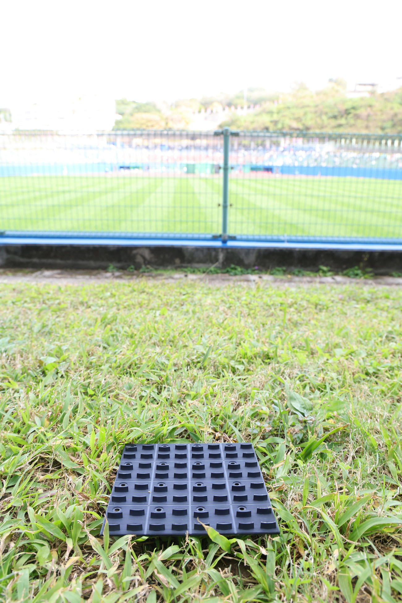 ヤクルト村上宗隆の打球ではがれ落ちたスコアボードの液晶部分のパネル（撮影・足立雅史）