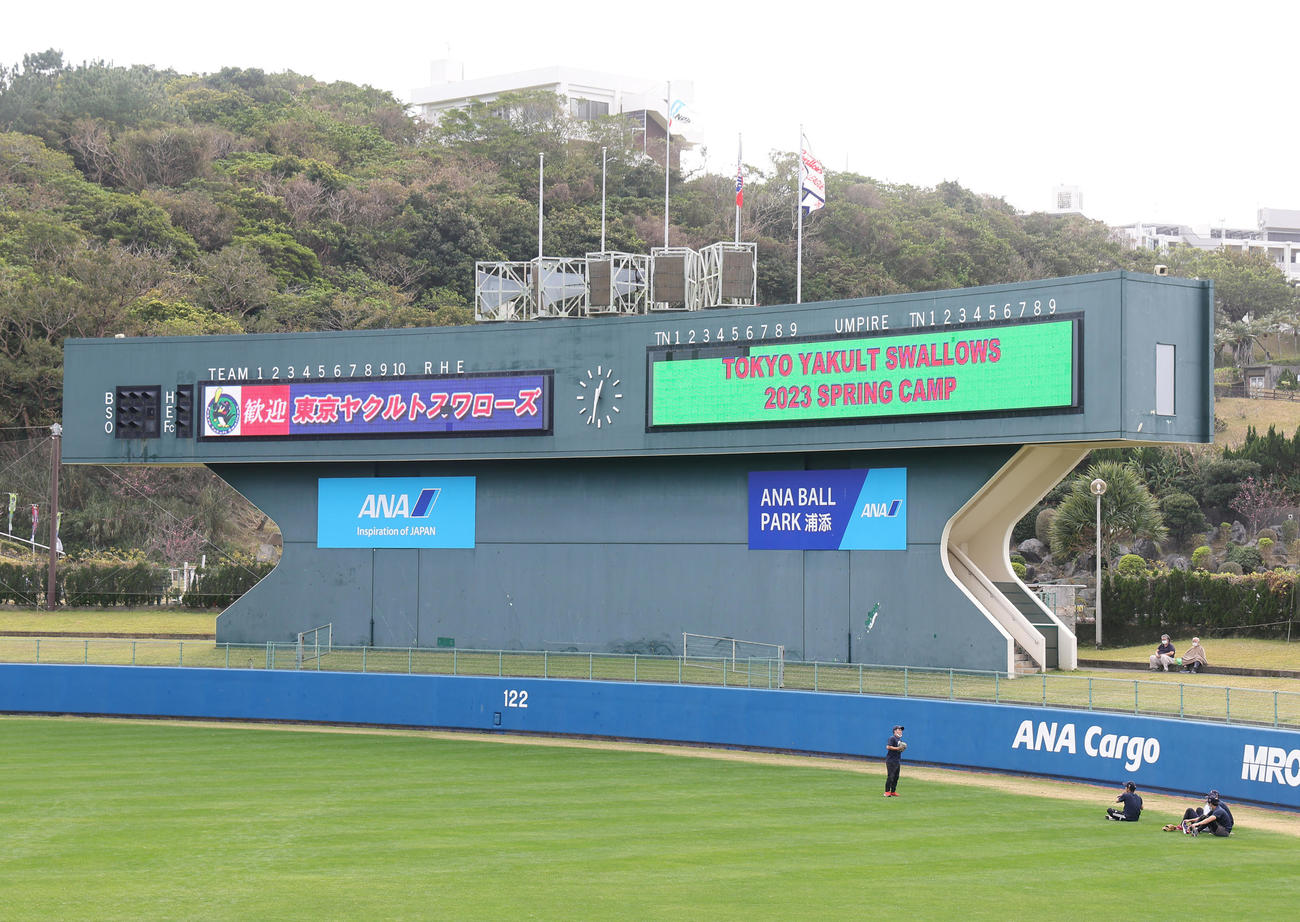 ヤクルト村上の打球で壊れたスコアボードの液晶部分（中央右6の下辺り）（撮影・足立雅史）