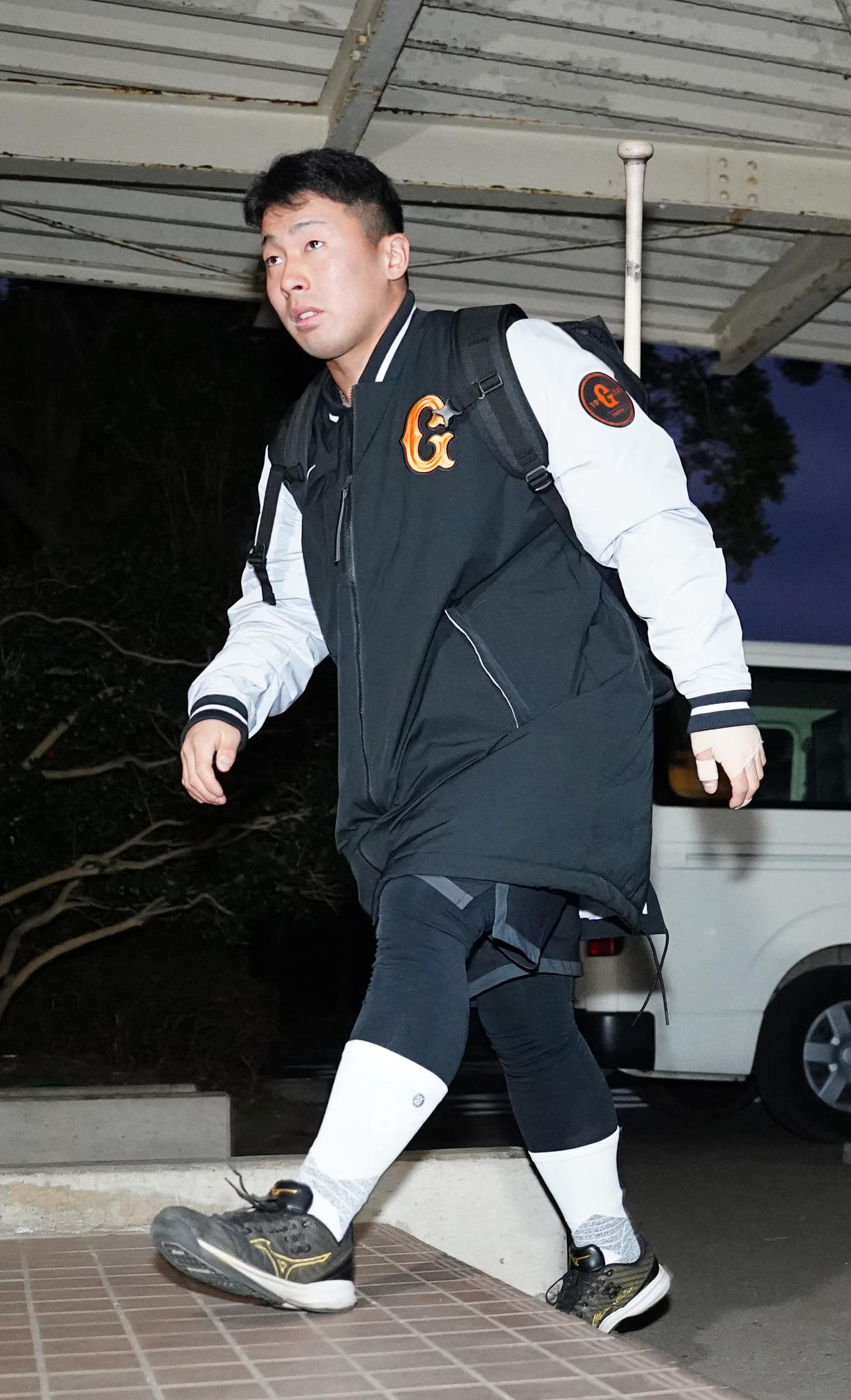 早朝練習のため、午前6時43分、室内練習場に到着した巨人ドラフト1位の浅野（撮影・江口和貴）