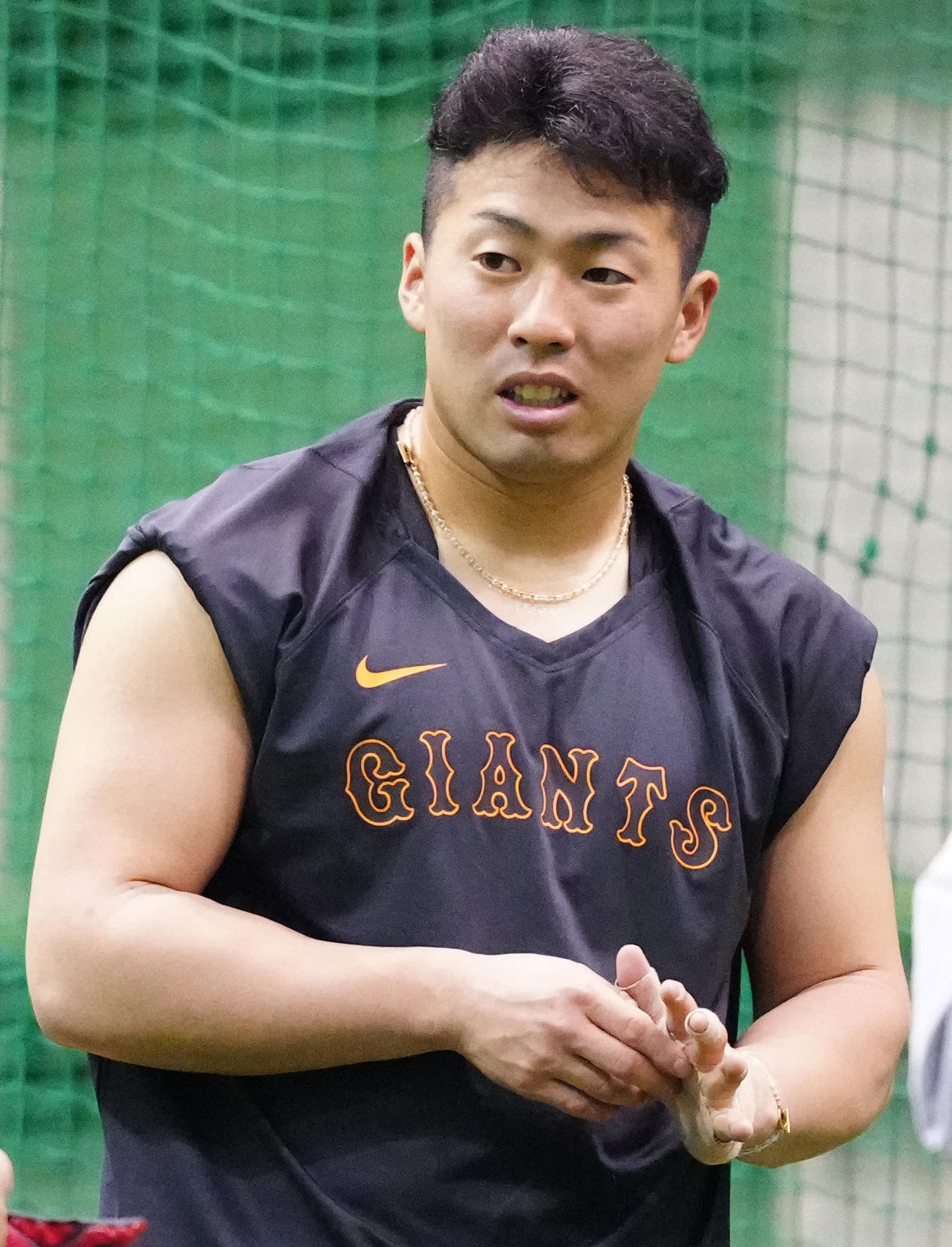 早朝練習中、手を気にする巨人浅野（撮影・江口和貴）