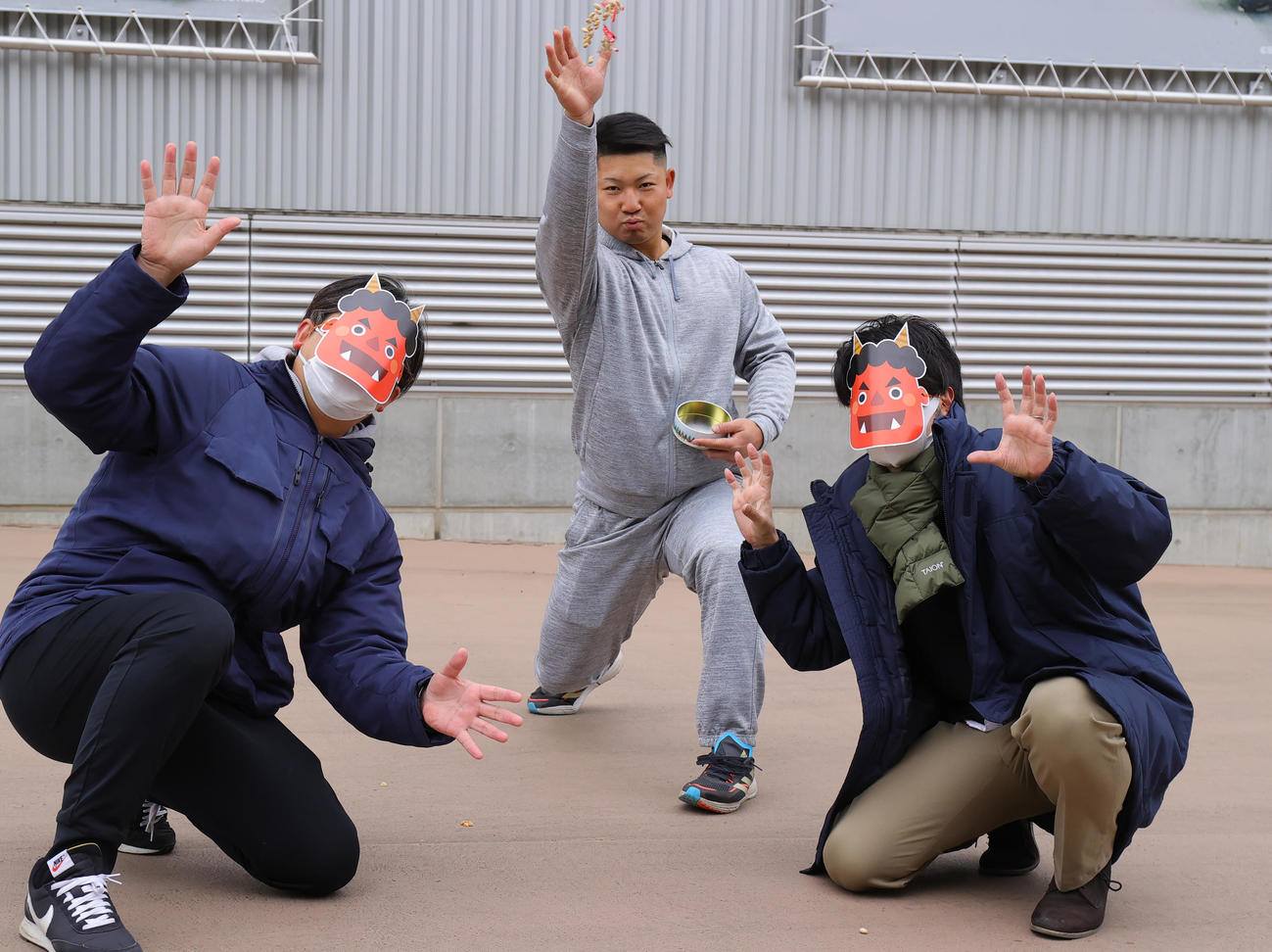 鬼肩で鬼退治だ！　節分の豆をまく西武古賀（撮影・野上伸悟）