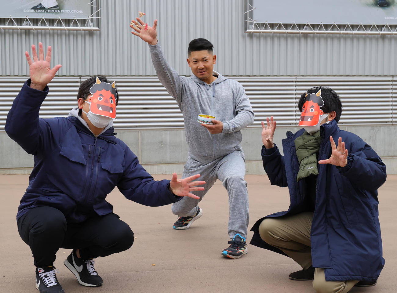鬼肩で鬼退治だ！　節分の豆をまく西武古賀（撮影・野上伸悟）