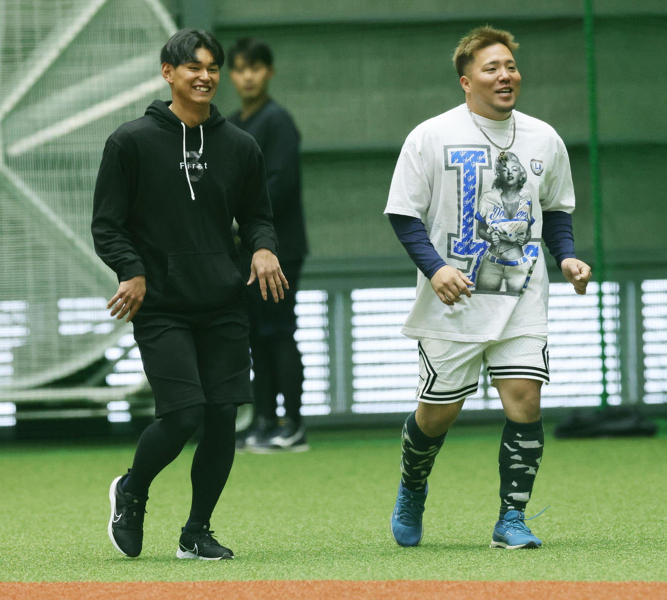 西川（左）と笑顔でウオーミングアップする西武山川（撮影・野上伸悟）