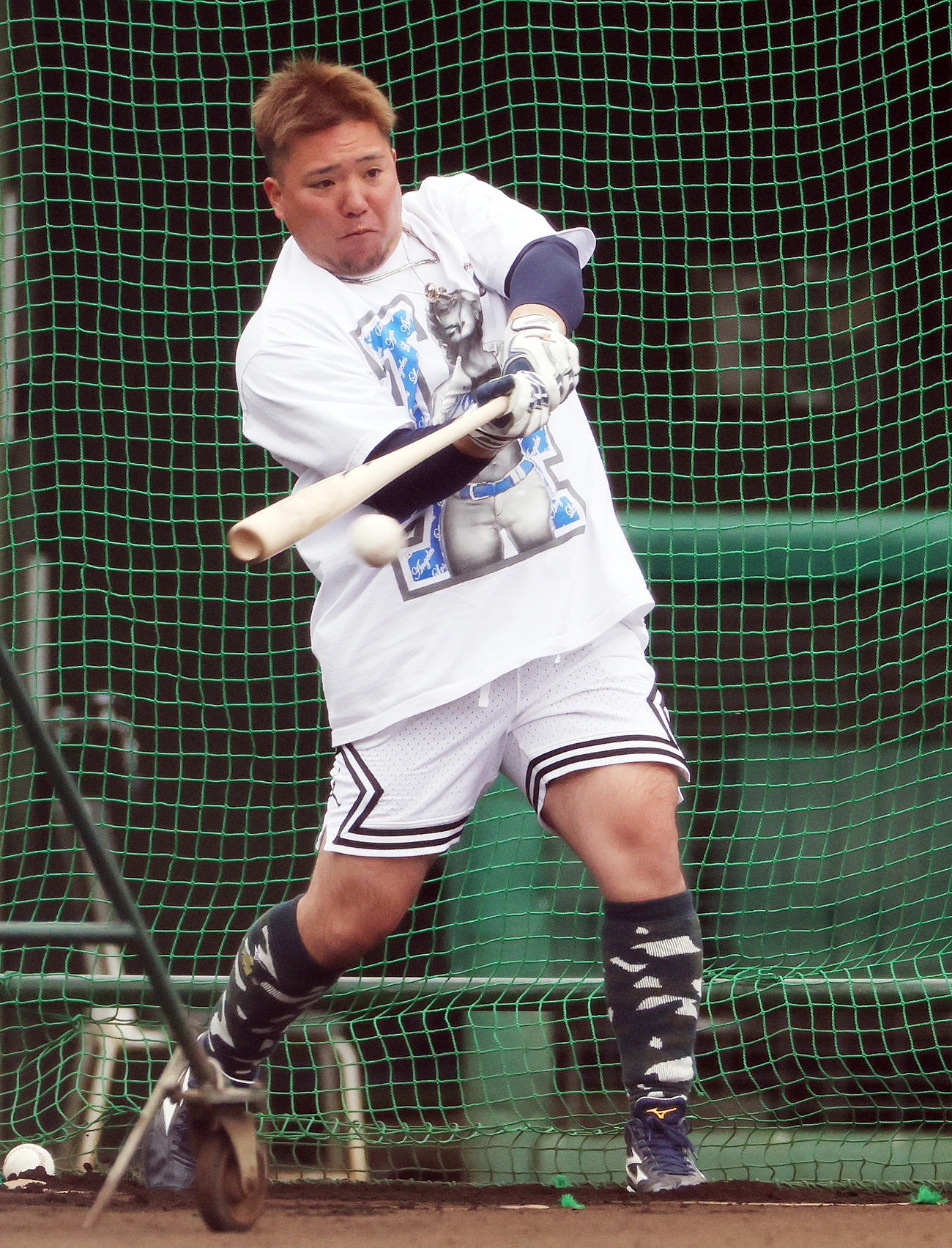 屋外でフリー打撃を行う西武山川（撮影・野上伸悟）