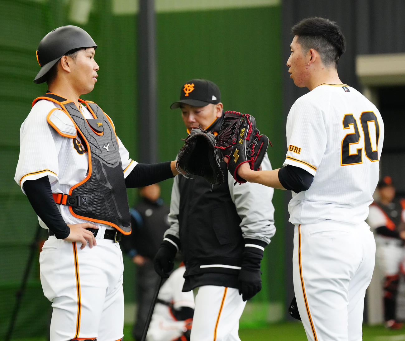 ブルペン投球後、巨人捕手大城卓（左）とタッチを交わす戸郷（撮影・江口和貴）