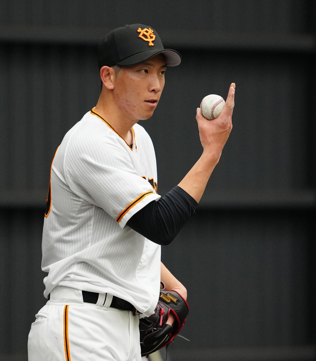 ブルペンで球種を伝える巨人戸郷（撮影・江口和貴）