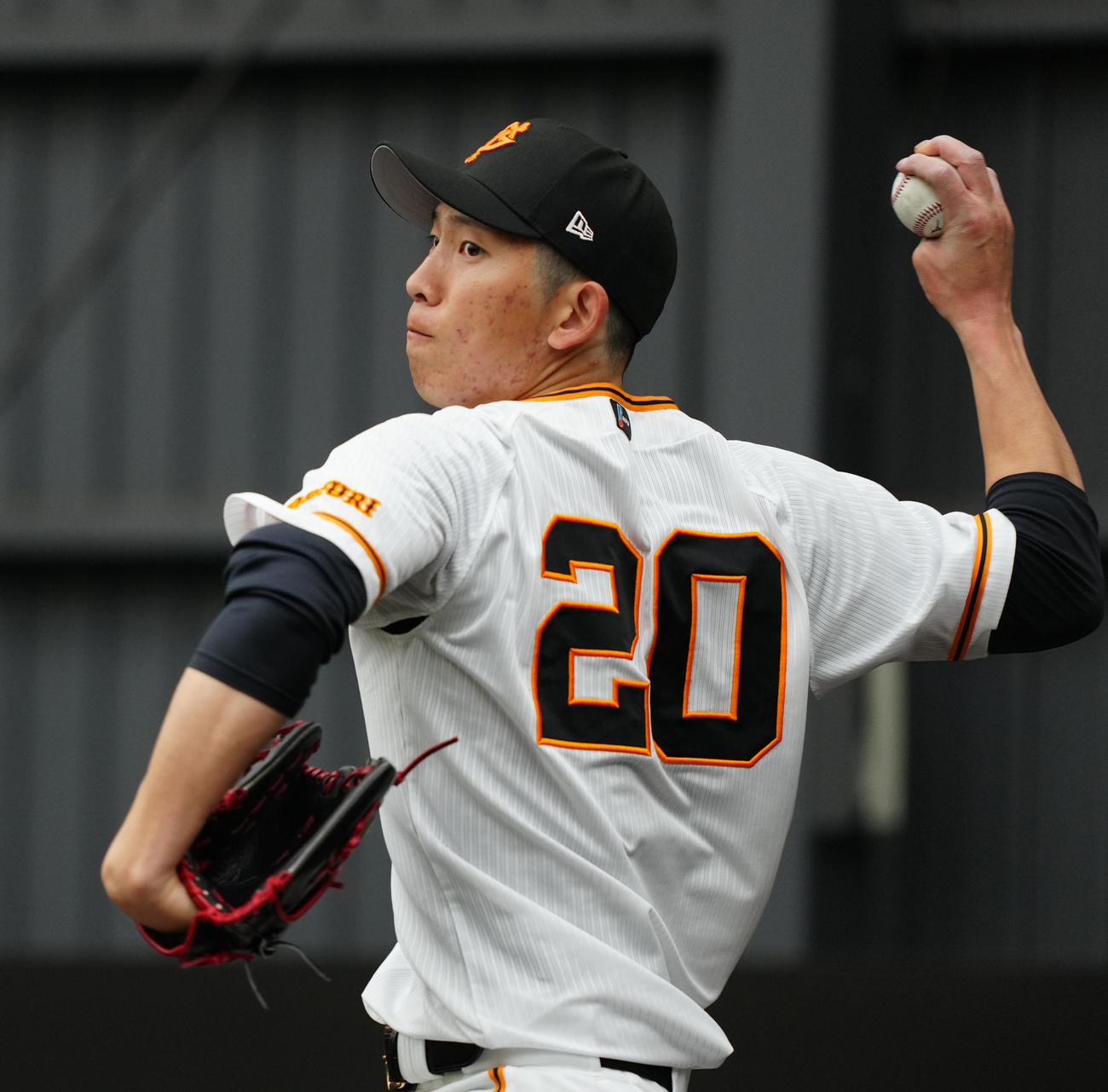 ブルペン投球する巨人戸郷（撮影・江口和貴）