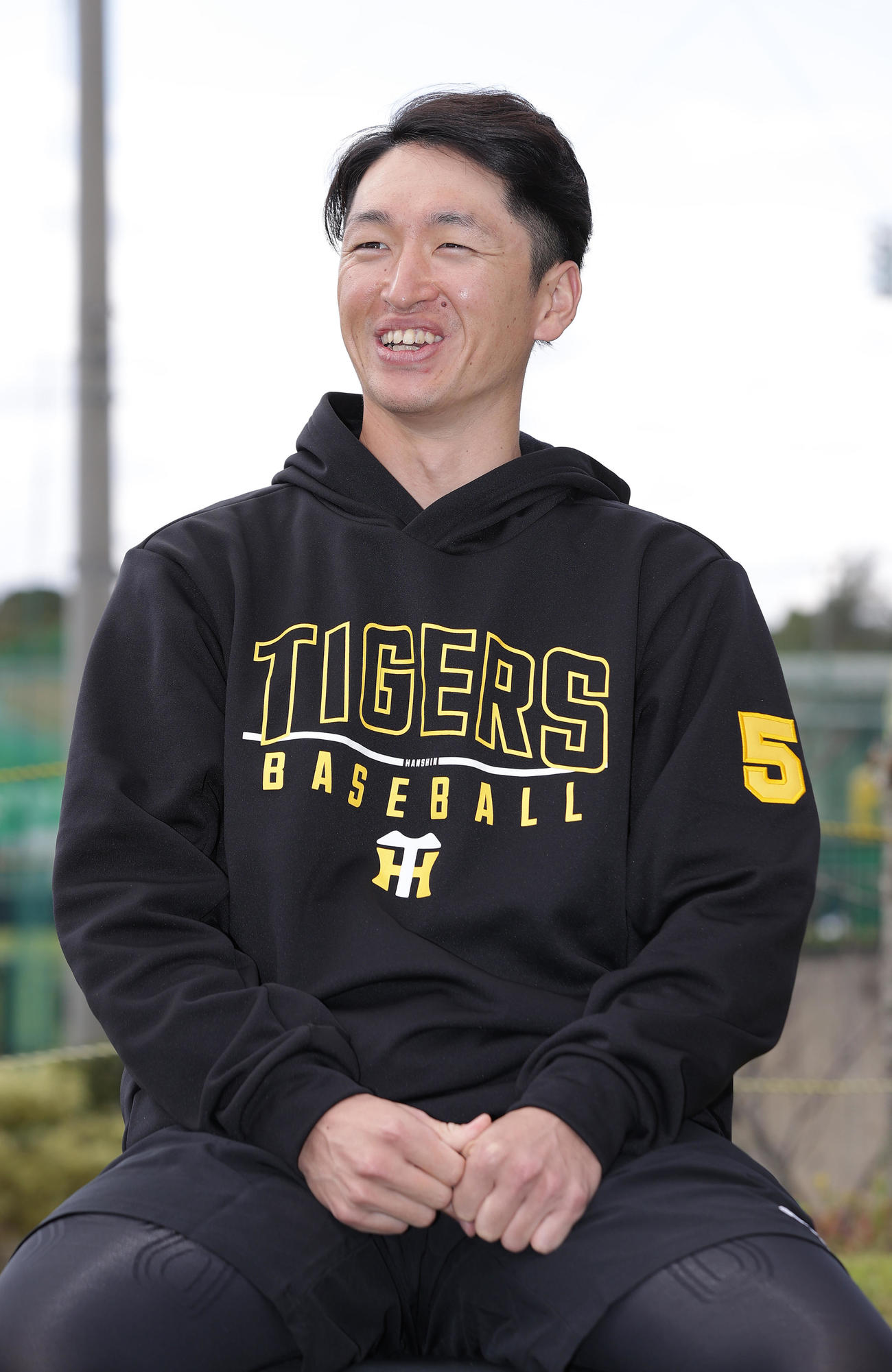 笑顔を見せながら1番打者について思いを語る阪神近本（撮影・前田充）