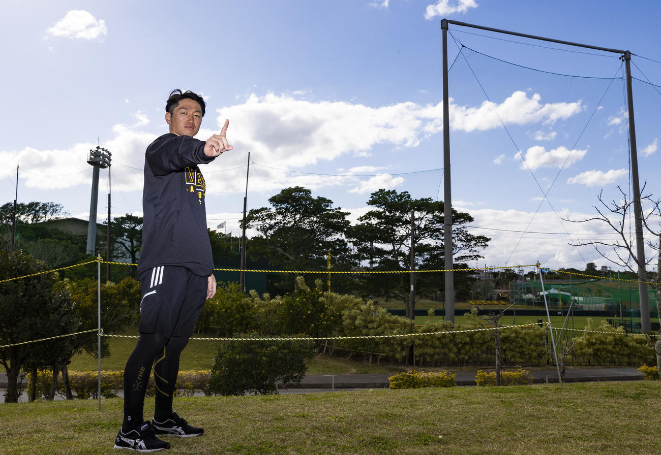 鋭い表情で「1」のポーズを決める阪神近本（撮影・前田充）