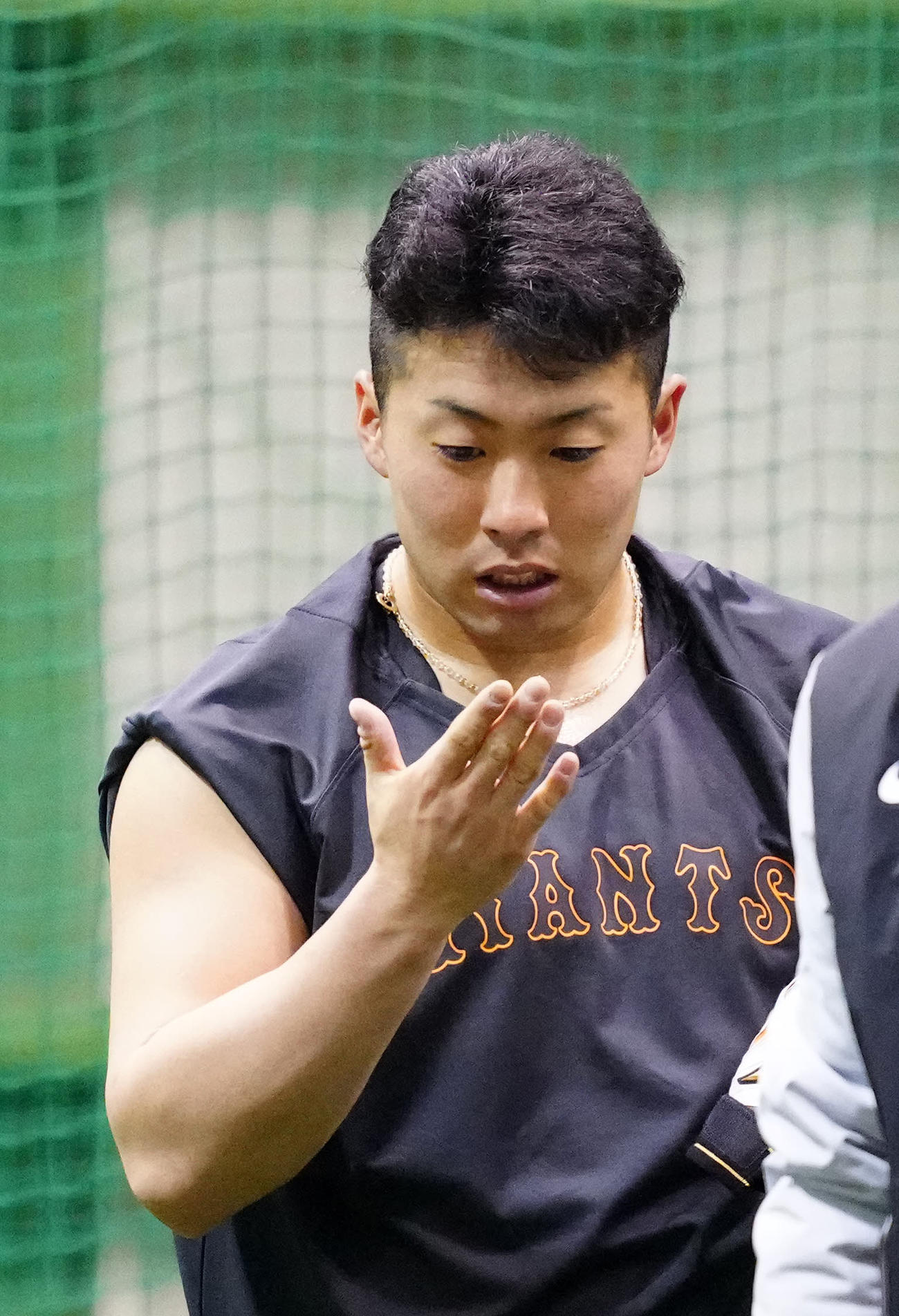 早朝練習中、右手のひらを見る巨人浅野