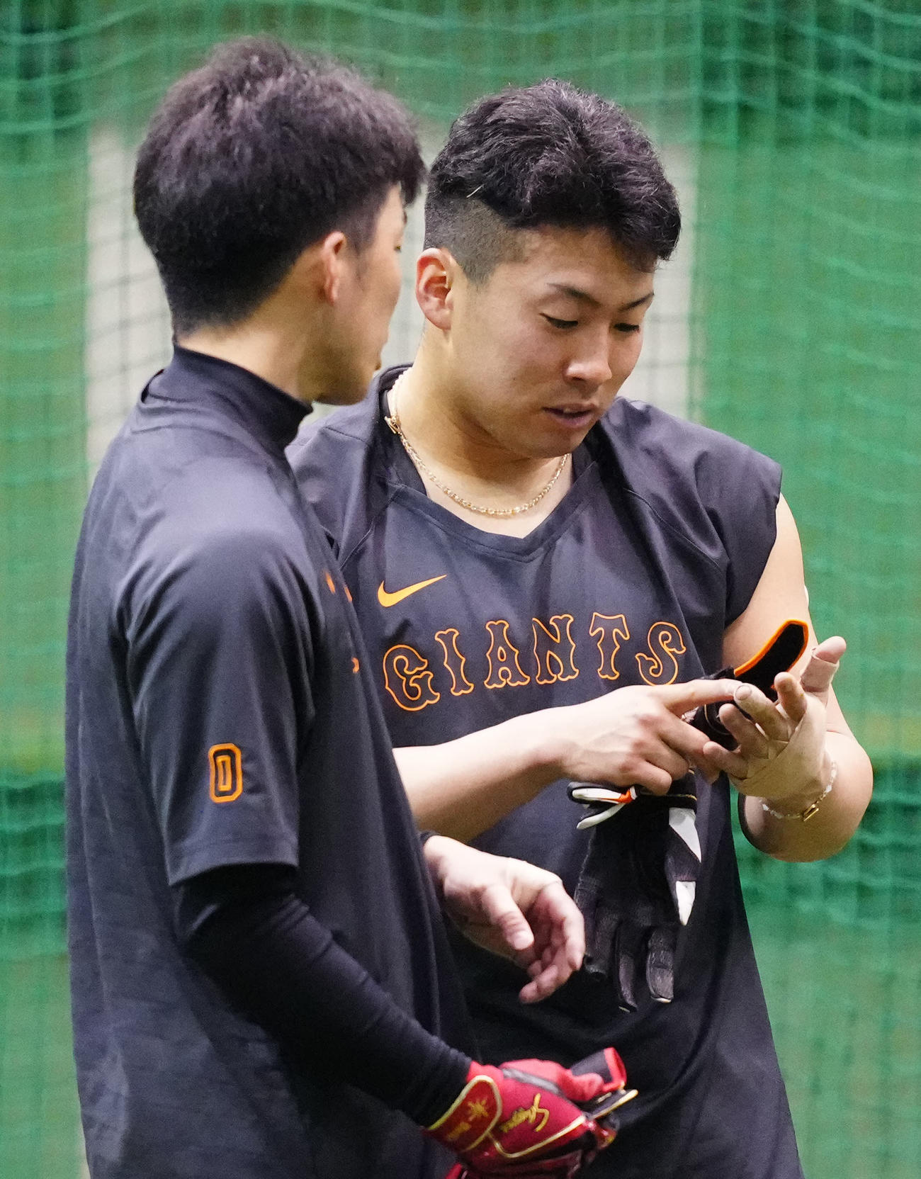 早朝練習中、左手を気にする巨人浅野（右）