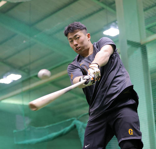 瞬間】マメを手に福は内～ 巨人浅野が節分にバットを振って厄除け