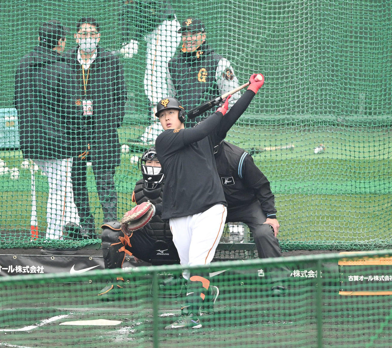 フリー打撃する巨人岡本和（撮影・滝沢徹郎）