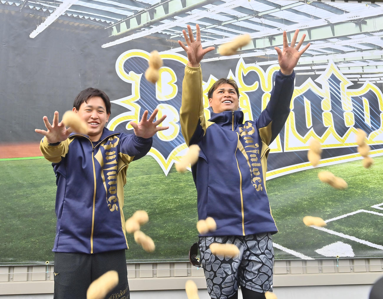 「福は内！、世界一！」と声を上げ節分の豆まきをするオリックス宮城（左）と宇田川（撮影・和賀正仁）